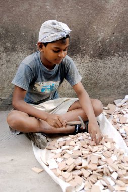 Fayans kıran çocuk işçiler, Bombay Mumbai, Maharashtra, Hindistan  