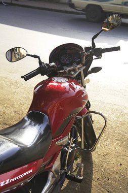 Javji Dadaji yolunda motosiklet, Grant yolu, Bombay şimdi Mumbai, Maharashtra, Hindistan 