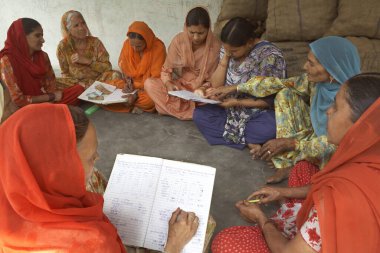 Chinmaya Kırsal Kalkınma Örgütü CORD adlı STK 'nın kadın gönüllüleri Mikro Kredi Finans, Sidthe, Himachal Pradesh, Hindistan' dan bağış topluyorlar   