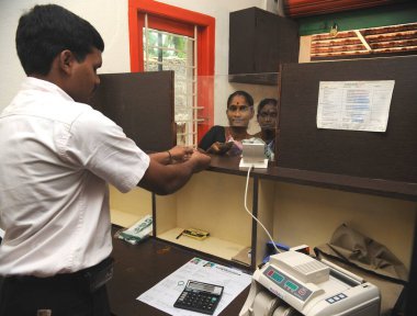 IFMR Vakfı 'ndan Ngo Kshtriya Gramin Finans Hizmetleri' nin gönüllü çalışanı, Thanjavur, Tamil Nadu, Hindistan 