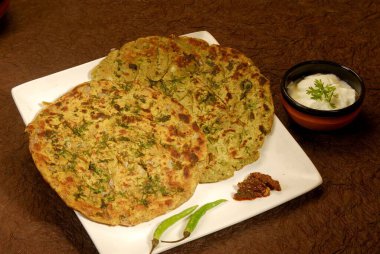 Hint yemeği soğan tabakta Thalipee