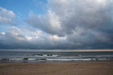 kumsal ve bulutlu gökyüzü 