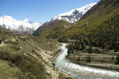 Chitkul Vadisi & Kinner Kailash karı Chitkul; Sangla Vadisi; Himachal Pradesh; Hindistan 'daki dağ sıralarını kaplamıştır.