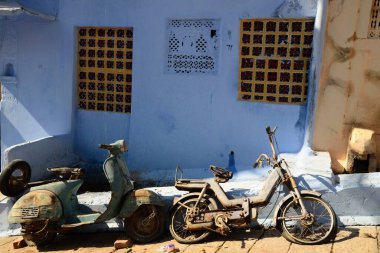 Mavi duvarlı ahşap kapı, Jodhpur, Rajasthan, Hindistan, Asya