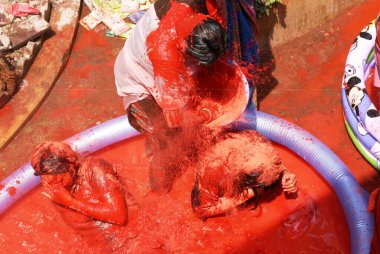 Santacruz, Bombay, Mumbai, Maharashtra, Hindistan 'da insanlar Holi festivalinde renkli çalmaktan keyif alıyorlar. 