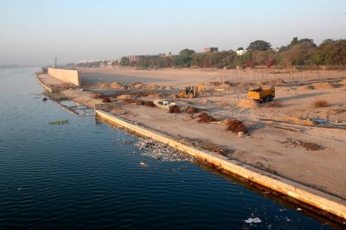 Ahmedabad, Gujarat ve Hindistan 'daki Sabarmati nehrinin kıyısında bazı gelişmeler görülmektedir.
