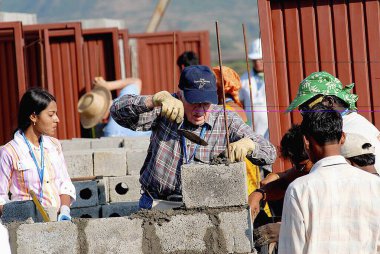 Eski ABD başkanı Jimmy Carter ve gönüllüler, Patan Köyü 'ndeki 23. Jimmy Carter İş Projesi' nde, Lonavala yakınlarında, Maharashtra 'da, Hindistan HAYIR' da ev inşa ediyorlar.