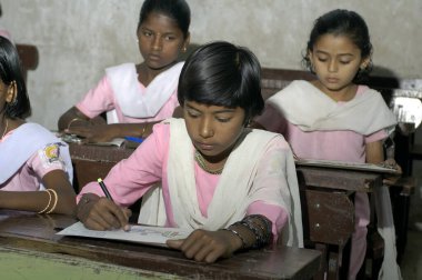 Pune yakınlarındaki Ralegan Siddhi 'de okuldaki kızlar; Maharashtra; Hindistan