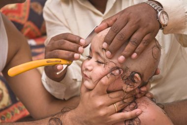 Tonemin bebek Hindu ayinini alır  