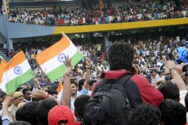 20 takım, Bombay Mumbai, Maharashtra, Hindistan 'da düzenlenen zafer töreninde kriket taraftarları Wankhede Stadyumu' nda üç renkli Hint bayrağı sallıyor.   
