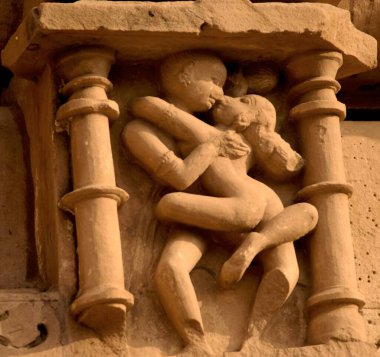 Çiftleşen çiftlerin erotik sanatı Khajuraho, Madhya Pradesh, Hindistan 