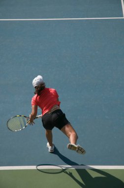 RURE, INDIA - Aralık 2010: Pune, Maharashtra, Hindistan 'da Tenis Oynayan Kadın.