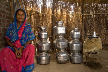 Evde oturan kadın, Marathwada, Maharashtra, Hindistan