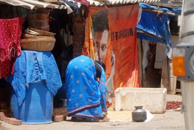 Bombay Mumbai, Maharashtra, Hindistan 'daki Worli köyünde balıkçı kadın balık kurutuyor. 