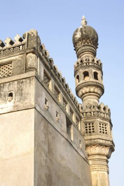 Golconda kalesi içinde büyük mimari minareleri ile tepede eski Mescid;; Andhra Pradesh; Hindistan