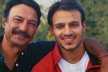 Hint Bollywood oyuncusu Suresh Oberoi ve Vivek Oberoi, Hindistan, Asya