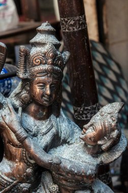 Eski antik heykel satışı, Chor Bazaar, Mumbai, Maharashtra, Hindistan, Asya 