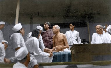 Mahatma Gandhi ve Sardar Patel 8 Ağustos 1942 'de Hindistan, Asya' daki Kongre Komitesi toplantısında. 