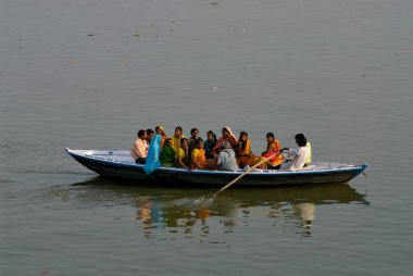 Hintli erkek ve kadınlar Ganga 'da tekne turunun keyfini çıkarıyorlar. Kutsal Nehir, Varanasi, Uttar Pradesh, Hindistan 