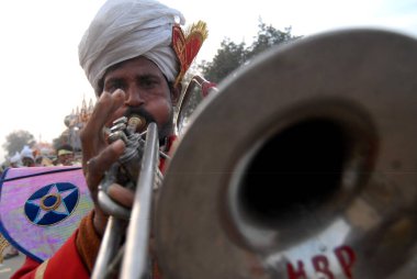 Müzik grubu üyelerinden biri Allahabad, Uttar Pradesh, Hindistan 'da dini törenler sırasında geçit töreni yapıyor. 