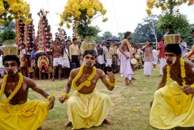 Karagam dansı yapan erkekler Tripunithura, cochin, kerala, Hindistan 'da 