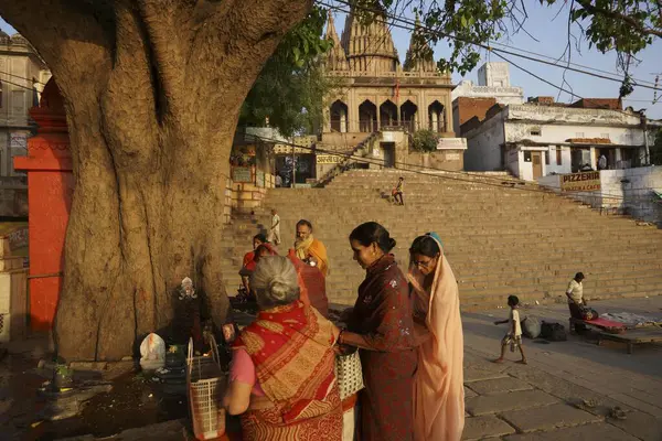 stock image Women performing shiv puja, varanasi, uttar pradesh, india, asia 