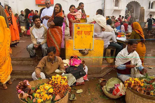 Baba Baidyanath 'ın tapınağındaki dindarlar çok ünlü 12 Jyotirlingas' tan biri olan Deoghar; Jharkhand, Hindistan 