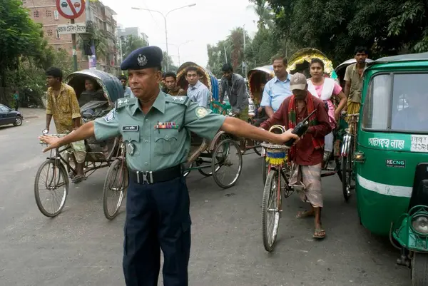 Sokak, Dhaka, Bangladeş trafiğini trafik polisi kontrol ediyor. 