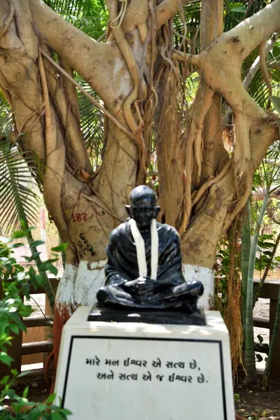 Bahçede Mahatma Gandhi heykeli, Dandi, Gujarat, Hindistan, Asya