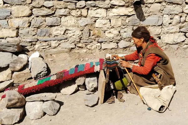 stock image Woman weaving colourful woollen clothes, Kagbeni, Nepal   