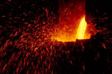 Siyah arkaplan ile yangın alevleri
