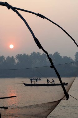 Kodungallur, Kerala, Hindistan 'ın durgun sularında Çin balık ağı 