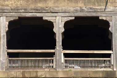 Tahta balkon ve parmaklık; Delhi ana girişi Shaniwarwada Nagarkhana; Pune; Maharashtra; Hindistan