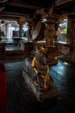 Nandi heykeli Kudala Sangameshwara Tapınağı, Solapur, Maharashtra, Hindistan, Asya 