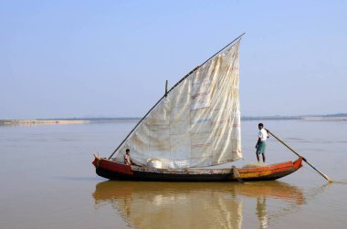 Godavari Nehri 'ne yelken açan balıkçı Rajahmundry Andhra Pradesh Hindistan