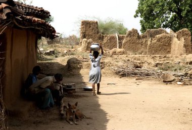 Taşralı kız esrar taşıyor, Rajouli, Nawada, Bihar, Hindistan 