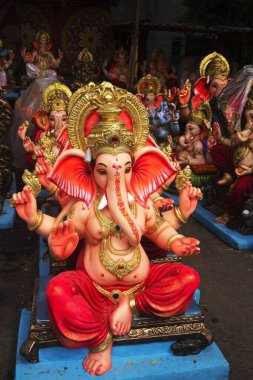 Ganesh İdolleri Pune Maharashtra Hindistan Asya 'da satılıyor.  