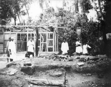Noakhali Doğu Bengal 'de Hindular ve Müslümanlar arasında çıkan isyanları izleyen insanlar.