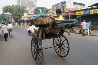 El arabası Rickshaw Puller, Yolcu, Kolkata, Batı Bengal, Hindistan 