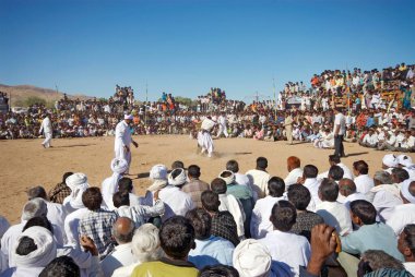 İnsanlar Bakh Mal Akhada 'nın Shivratri panayırı, Kutch, Gujarat, Hindistan' da güreşmesini izliyor. 