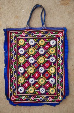 Ayna Çalışması: Çanta, Kutch, Gujarat, Hindistan 