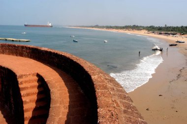 Hindistan, Goa 'daki Aguada Kalesi' nden Sinquerim plajı manzarası 