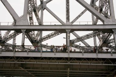 Rabindra Setu Çelik köprüsü Hooghly nehrinin üzerine, Kalküta Kolkata 'ya, Batı Bengal' e ve Hindistan 'a inşa edilmiştir.