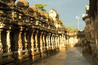 Kailasanatha tapınağı Pallava kralı Narasimhavarman ve oğlu Mahendra tarafından Chennai yakınlarındaki Kanchipuram 'da, Tamil Nadu; Hindistan