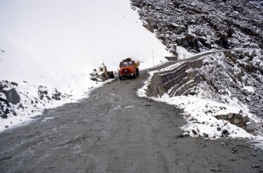 Kamyon, Hindistan 'daki dağlarda yol ulaşımını gerçekleştiriyor.