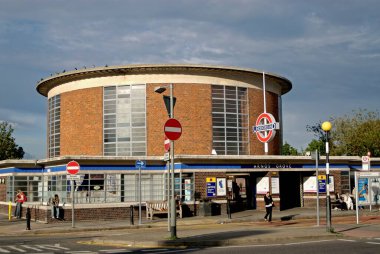 Arnos Grove Metro İstasyonu Piccadilly Hattı; Londra; Birleşik Krallık İngiltere