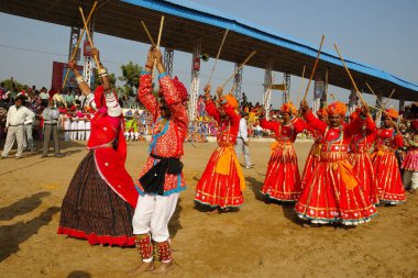 Ger halk dansçıları mela ground, Pushkar fair, Rajasthan, Hindistan 