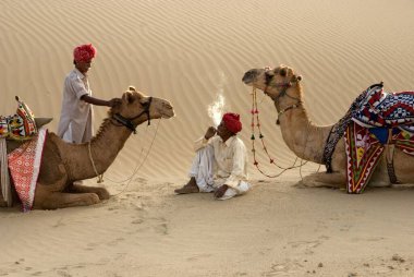 Develi adamlar Khuhri, Jaisalmer, Rajasthan, Hindistan çöllerinde dinleniyorlar. 