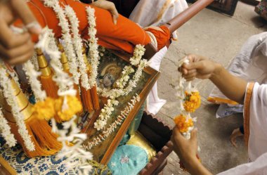 Takipçiler, geçit töreninden önce Krishna 'palkhi' yi, Poona 'yı, Maharastra' yı, Hindistan 'ı dekore ederler. 