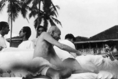 Mahatma Gandi çocuklara meyve dağıtıyor, 1942, Hindistan   